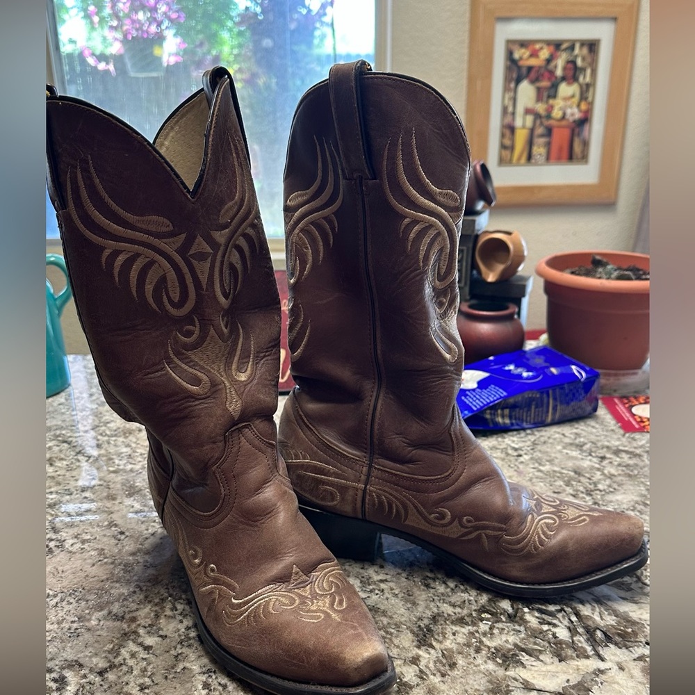 Women’s Durango embroidered 1/2 heel leather boots used, good condition size 7.5